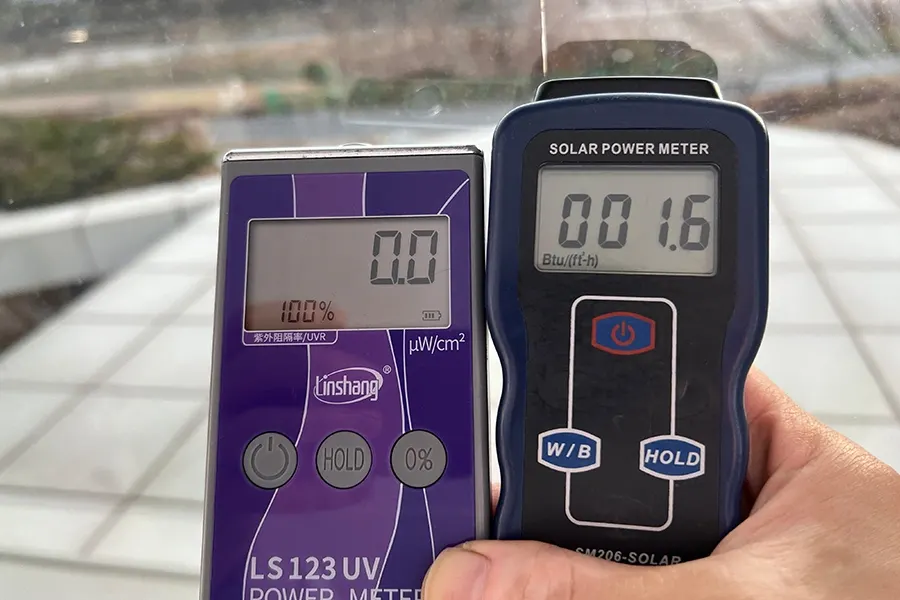 측정기로 확인한 자외선 차단율 100퍼센트, 태양열 차단 수치 표시